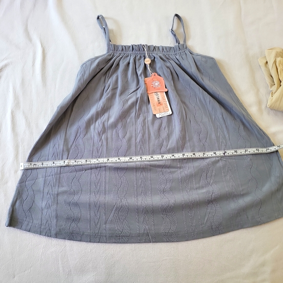 Beautiful 2 piece - Picture 9 of 12